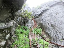 आशेरी गडावर मद्यपी पर्यटकांचा धिंगाणा