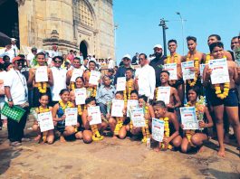 ठाण्यातील जलतरणपटूंची शहिदांना अनोखी मानवंदना