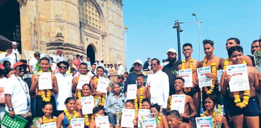 ठाण्यातील जलतरणपटूंची शहिदांना अनोखी मानवंदना