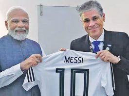 पंतप्रधान मोदींना मेस्सीची जर्सी भेट