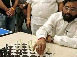 शिंदे गटाची बुद्धिबळाची चाल सरन्यायाधीशांनी ओळखली आणि सिब्बलांनी हात जोडले!
