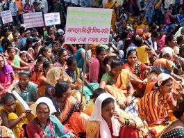 वांद्रे उपनगर जिल्हाधिकारी कार्यालयावर आदिवासी बांधवांचा मोर्चा