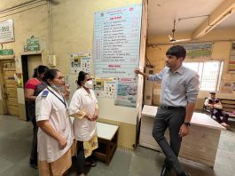 आरोग्य केंद्रात डॉक्टर अनुपस्थित, आरोग्यसेवेची वानवा...आयुक्तांनी घेतलं फैलावर