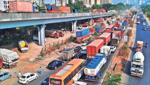 Pune Traffic News : पुण्यात उद्यापासून जड वाहनांना 'नो एन्ट्री'!