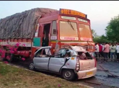 ट्रकने कारला चिरडले; २ चिमुकल्यांसह सहा जण जागीच ठार