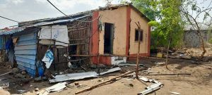 वादळी वाऱ्याने छप्पर अंगावर कोसळून वऱ्हाडी जखमी