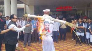 सांगलीत ब्रिजभूषण यांचा पुतळा जाळून निषेध