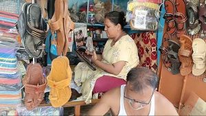चप्पल-बूट शिवण्याच्या कामात वडिलांना मिळाला लेकीचा हातभार