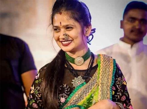 Gautami Patil : गौतमी पाटीलच्या कार्यक्रमात सापाची एन्ट्री, प्रेक्षकांचाही धूडगुस, पोलिसांना द्यावा लागला प्रसाद!