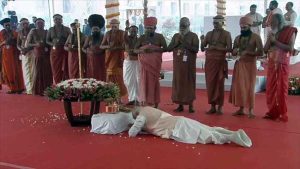 सेंगोलला दंडवत करत मोदींकडून नवीन संसद भवन भारतीयांना सुपूर्त