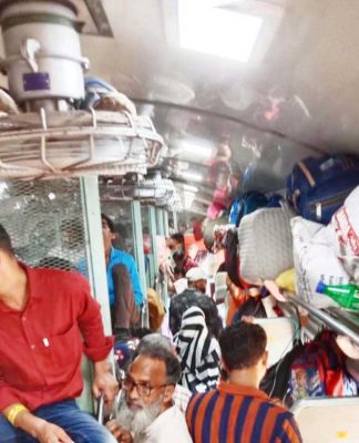 रेल्वेगाड्या फुल्ल; उन्हाळी सुट्टीचा प्रवास गर्दीतून!
