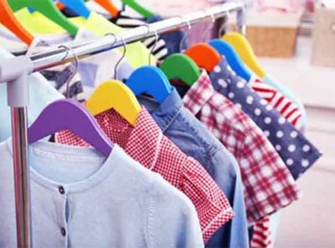 पावसाळ्यात कपडे सुकत नाही आहेत? तर वापरा या ट्रिक्स