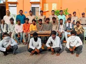 Cruelty : मालकाने कामाला जुंपून ठेवलंय; असं तसं नव्हे तर चक्क साखळदंडाने बांधून!