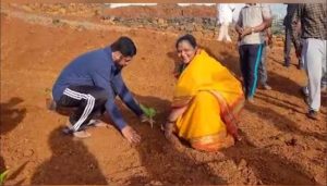 CM Eknath Shinde: ट्रॅक पँट आणि ब्ल्यु टी शर्ट....मुख्यंमत्री रमले गावच्या शेतीत