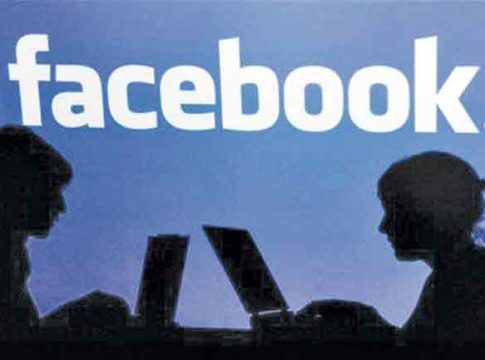 Nashik Crime : फेसबुकवर मैत्री झाली , WhatsAppवर जवळीक वाढली; 'महिला CEO'ने आधी विश्वास जिंकला, मग सेवानिवृत्तासह तिघांना....