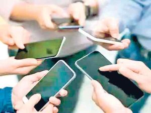 Telecommunication : केंद्र सरकारची मोठी कारवाई! 'या' कारणामुळे तब्बल ६ लाख मोबाईल क्रमांक बंद