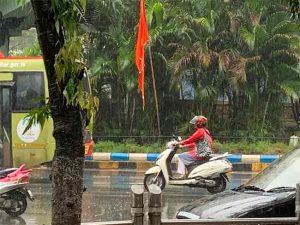 Mumbai Rain Update: मुंबईत पावसाची जोरदार बॅटिंग, रेल्वे वाहतूक विस्कळीत