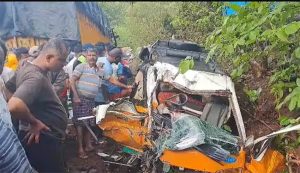 Accident: रत्नागिरी हादरले! दापोलीत वाहनाचा झाला चक्काचूर, चिमुकल्यांवर काळाचा घाला