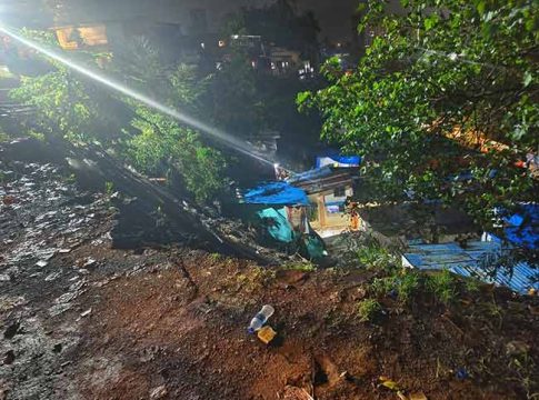 My BMC : महापालिकेचे वरातीमागून घोडे; संरक्षण भिंत कोसळल्यानंतर घरे रिकामी करण्याची पाठवली नोटीस!
