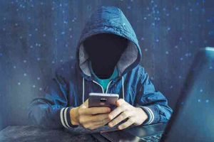 तोतया पोलिसाने केली महिलेची चार लाखांची फसवणूक