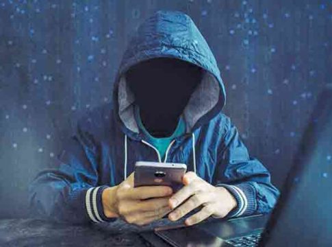 तोतया पोलिसाने केली महिलेची चार लाखांची फसवणूक
