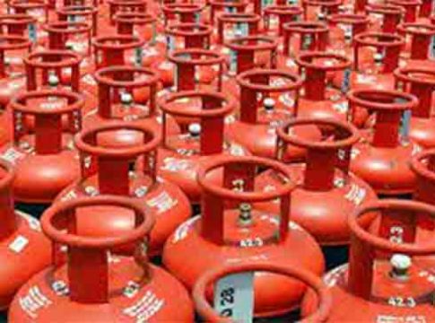 Commercial LPG Gas Cylinder Price : केंद्र सरकारचं आता पोस्ट रक्षाबंधन गिफ्ट! व्यावसायिक एलपीजी गॅसच्या किंमतीतही घट...