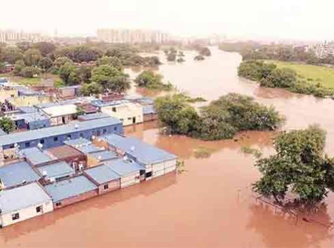 राज्य सरकारचा पूरग्रस्तांना मोठा दिलासा: मृतांच्या कुटुंबियांना ४ लाख, गुरांसाठीही मदत