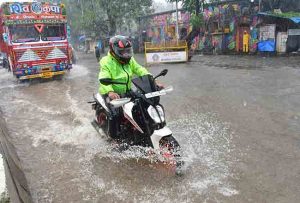 Mumbai rain update: मुंबईत रेड अलर्टचा कालावधी वाढवला! हवामान विभागातर्फे नवीन नोटीस जारी