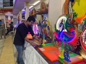 Ganeshotsav 2023 : माझा बाप्पा किती गोड दिसतो... बाप्पाच्या आसनासाठी सुबक मखर सज्ज!