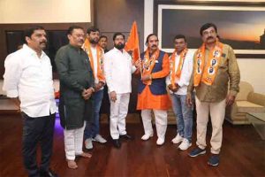 Shivsena vs Thackeray Gat : ठाकरे गटाचे भगदाड कायम; छत्रपती संभाजीनगरात माजी महापौरांसह पदाधिकाऱ्यांचा शिवसेनेत प्रवेश