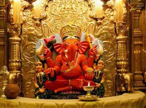 Siddhivinayak Temple: सिद्धिविनायक मंदिरात आजपासून हार, नारळ अर्पण करण्यावर बंदी
