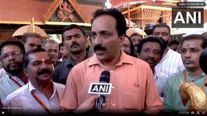 Chandraayaan 3 : 'चांद्रयान ३'च्या यशानंतर इस्त्रो प्रमुखांनी घेतले देवाचे दर्शन