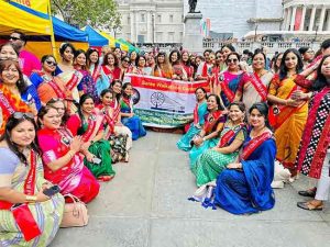 London Saree Walkathon : लंडनच्या रस्त्यांवर भारतीय मोड ऑन; साड्या नेसून महिलांचा साडी वॉकेथॉन...