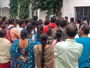 Talathi Exam Timetable change : सर्व्हर डाऊनच्या गोंधळामुळे तलाठी परिक्षेच्या पुढील दोन्ही सत्रांमध्ये दीड तास उशीर