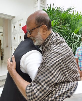 मुख्यमंत्री योगी आदित्यनाथ यांच्यानंतर अखिलेश यादवना भेटले रजनीकांत, चर्चेला उधाण