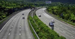Mumbai Pune Expressway : मुंबई-पुणे एक्स्प्रेसवे लवकरच आठपदरी होणार