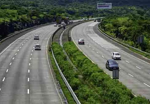 Mumbai Pune Expressway : मुंबई-पुणे एक्स्प्रेसवे लवकरच आठपदरी होणार