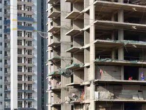 Lift collapsed in Noida : नोएडात मोठी दुर्घटना! इमारतीच्या बांधकामादरम्यान लिफ्ट कोसळून चार जणांचा मृत्यू