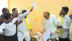 Dhangar Reservation : धनगर आरक्षणाच्या मागणीसाठी पालकमंत्री विखेपाटलांवर चक्क भंडारा उधळला