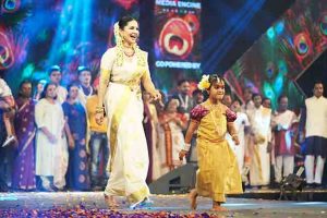 Sunny Leone : सनी लिओनीने केला ऑटिस्टिक मुलांसोबत रॅम्प वॉक!
