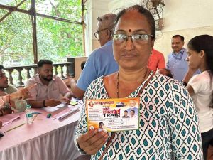 कोकणातील चाकरमान्यांना आमदार नितेश राणेंच्या मोदी एक्सप्रेसचे तिकीट वाटप