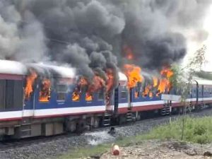 Ahmednagar Railway Fire : अहमदनगरमध्ये आष्टी रेल्वेला भीषण आग