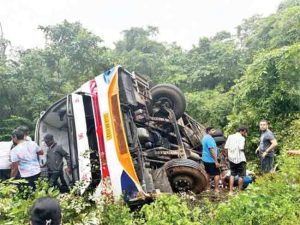 Goa Bus accident : नियंत्रण सुटलं आणि चालक जागीच ठार... गोव्यात बसचा भीषण अपघात!