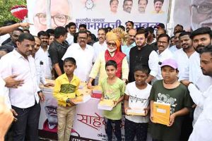 Chhagan Bhujbal Birthday : छगन भुजबळ यांच्या वाढदिवसानिमित्त गरजू शालेय विद्यार्थ्यांना १००० वह्यांचे वाटप