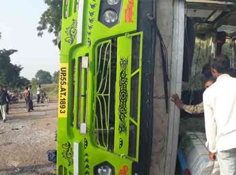 Dhule accident News : धुळे शहरालगत आराम बस उलटून अपघात; वीस प्रवासी जखमी