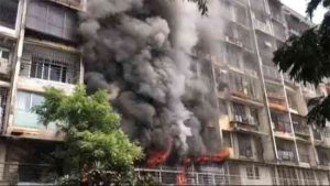 Kandivali fire news : कांदिवलीतील इमारतीला भीषण आग; दोघांचा मृत्यू तर तीन जण जखमी