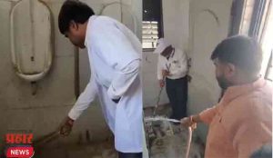 Nanded Government Hospital : शिवसेनेच्या खासदाराचा दणका आणि नांदेड रुग्णालयाच्या डीनने साफ केलं स्वच्छतागृह...
