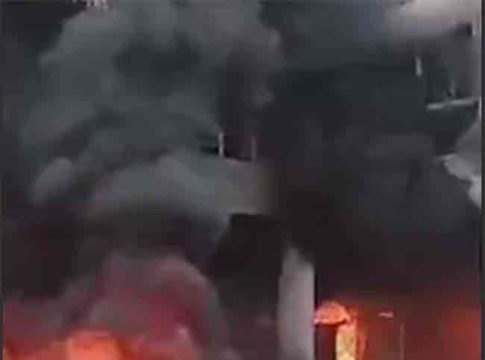Prakash Solanke house burnt : मराठा आंदोलकांनी आमदाराचे घर पेटवले!