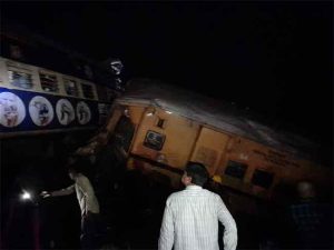 Train Derail: आंध्र प्रदेशमध्ये दोन रेल्वेंची टक्कर, रुळावरून घसरले पॅसेंजर रेल्वेचे ३ डबे