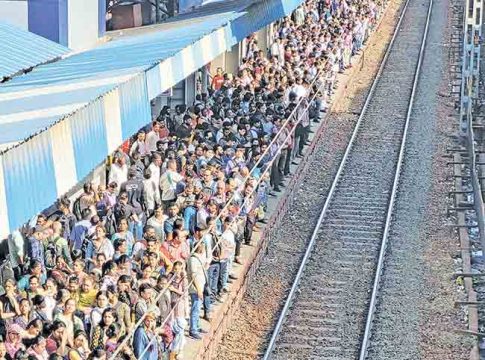 लोकलमधील जीवघेणी गर्दी; प्रवाशांचे मृत्यू वाढले